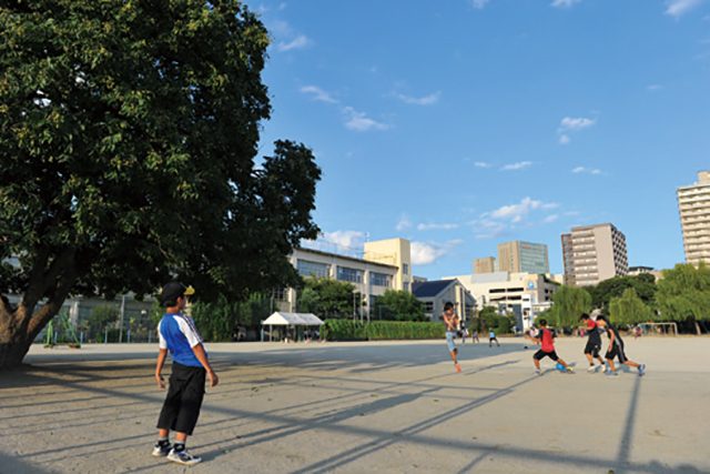 長岡京市立神足小学校のグラウンド