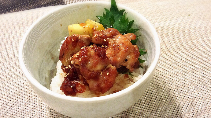 サカママレシピ ―りんごソースの甘辛焼き鳥丼―