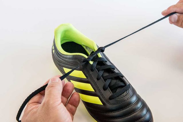 ③左右のひもを引っ張り、