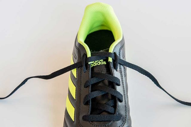 ④左右のひもを引っ張ってから