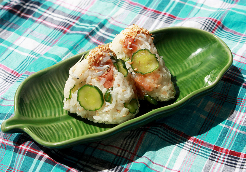 サカママレシピ ―梅おかかときゅうりとしらすのさっぱりおにぎり―