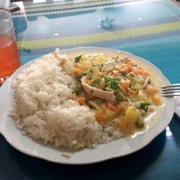 Salpicon de pollo（鶏肉料理）とスープ