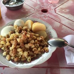 たまご、ジャガイモ、パスタの軽食