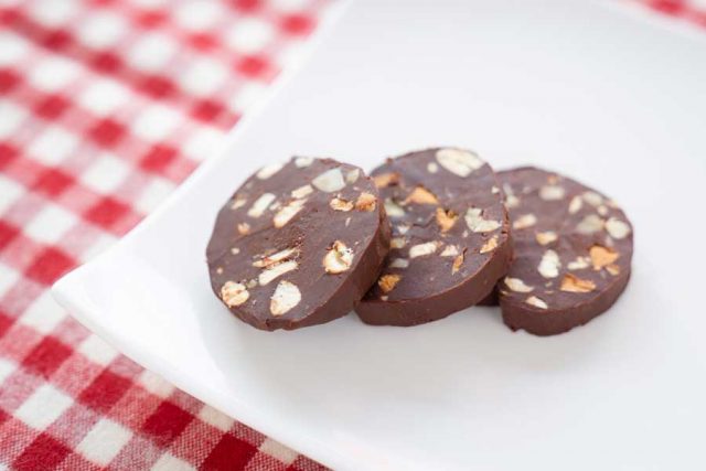 ミックスナッツチョコ　サラミ仕立て