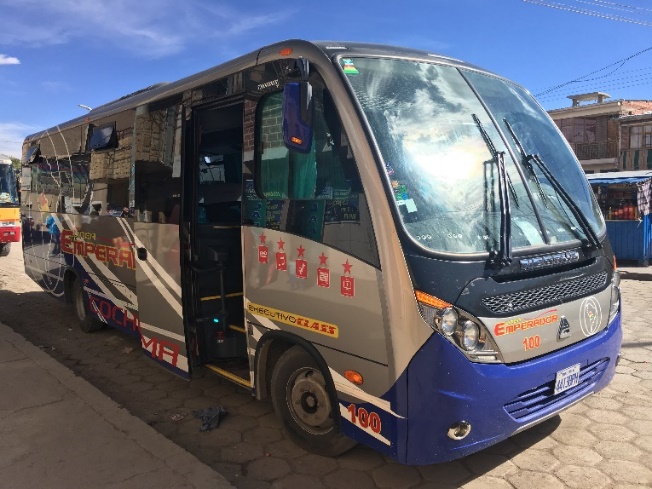 高級中距離バス（17人乗り3列シート）