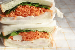 【サカママレシピ】つくり置きで便利☆しっとり鶏ハムとキャロットサラダのヘルシーサンド