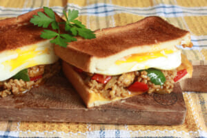 【サカママレシピ】ボリューム＆栄養満点☆ドライカレーと半熟卵のトーストサンド