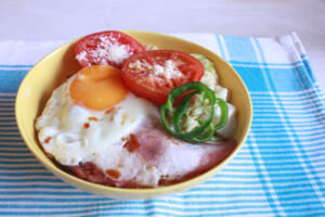 【サカママレシピ】フライパンひとつで☆ハムエッグ＆ベジボウル
