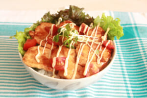 【サカママレシピ】鉄板がっつり味でチャージ☆鶏胸肉の照り焼きガーリックマヨ丼