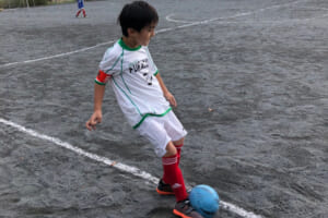 サッカーキッズデビューの子供たちへ思いやりの声がけ