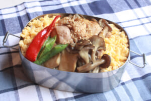 【サカママレシピ】お弁当にも☆きのこと鶏肉のカラフル甘辛丼