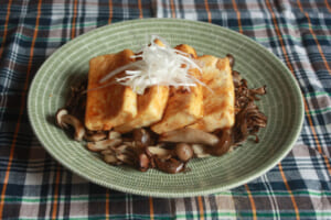 【サカママレシピ】お豆腐のステーキピリ甘辛ソース