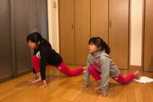 雑巾一枚で足が速くなる！股関節ストレッチ『バックランジ』