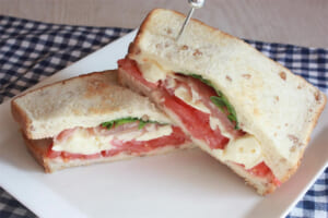 【サカママレシピ】カマンベールチーズと生ハムのシーザーサンド