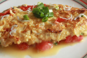 【サカママレシピ】カルシウムたっぷり☆しらすとトマトとチーズのオムレツ