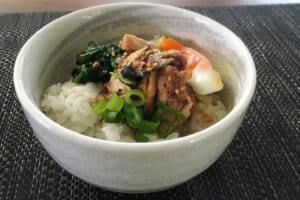 【サカママレシピ】鯖とほうれん草のスクスク丼ぶり