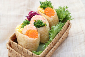 ピクニックにいかが？彩り豊かないなり寿司【レシピ】