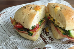 【サカママレシピ】クリームチーズとフレッシュ野菜のベーグルサンド