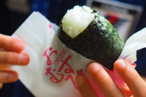 おにぎりは何で包むのが一番美味しい？