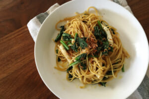 【サカママレシピ】ミネラルたっぷり小松菜と干しエビの和風ペペロンチーノ