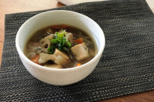 【サカママレシピ】冷えた身体を温めて風邪予防に！厚揚げとレンコンのスープ