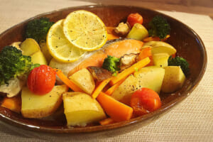 【サカママレシピ】抗酸化パワー！根菜と鮭のオーブン焼き