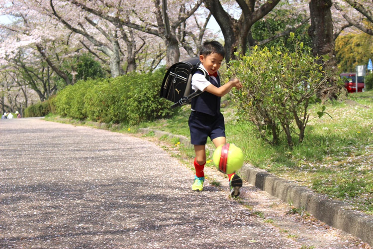 今の時期しかできない！桜とサッカーで記念撮影＆卒団の記念品アイデア♪