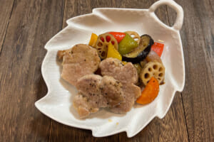 暑い日はフライパン一つで簡単調理！豚肉と野菜の蒸し焼き