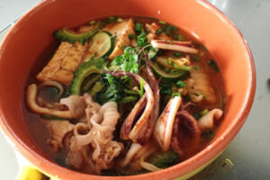 【サカママレシピ】ゴーヤとズッキーニの夏キムチ鍋