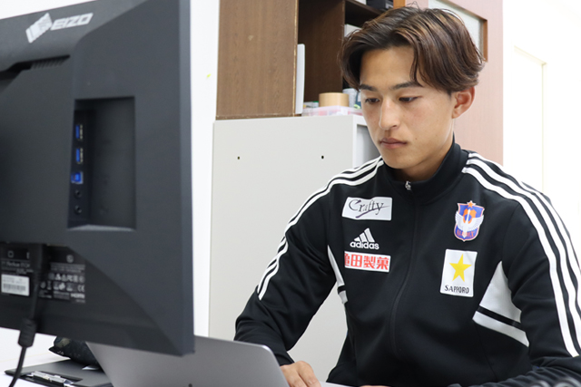 アナリストとして真剣な表情でPCに向かう池澤さん