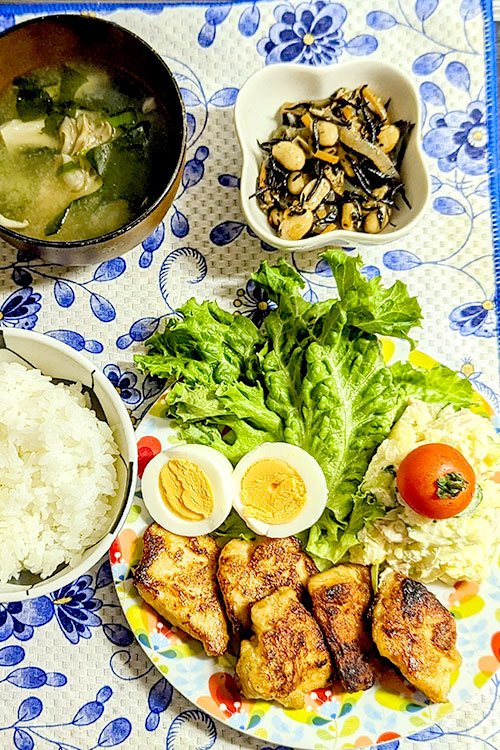 献立②　「鶏胸肉のガーリック醤油チキン」「ポテトサラダ（卵入り）」「ひじきの煮物」「舞茸とネギ、わかめの味噌汁」