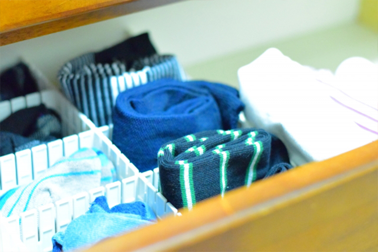 収納付きベッドの引き出しはこまめに開け、除湿剤を仕込む