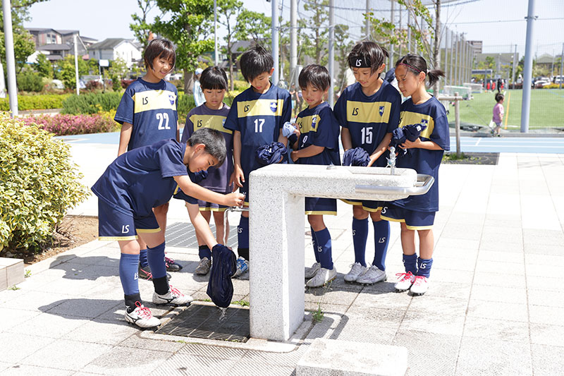 冷感ポンチョ全体を水でしっかり濡らす