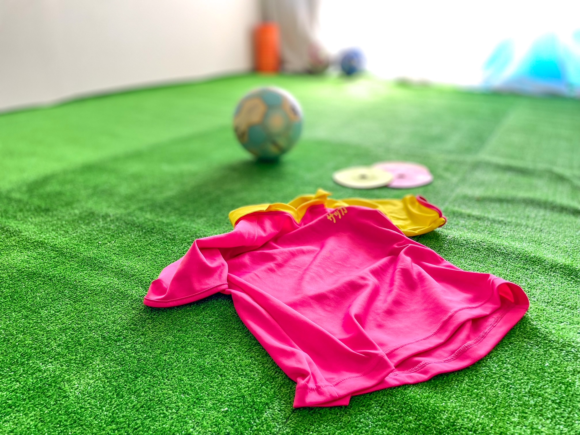 目指せ！ 未来のなでしこ！ 夏休み、小さな女の子の【自家製トレーニングルーム】