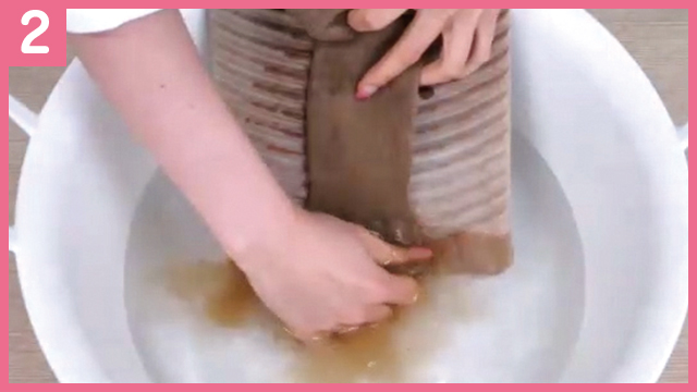 汚れた部分を水で濡らす