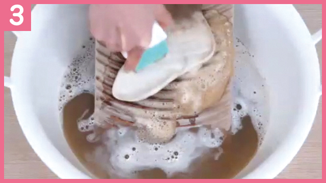 ウタマロ石けんを汚れに直接塗りつける