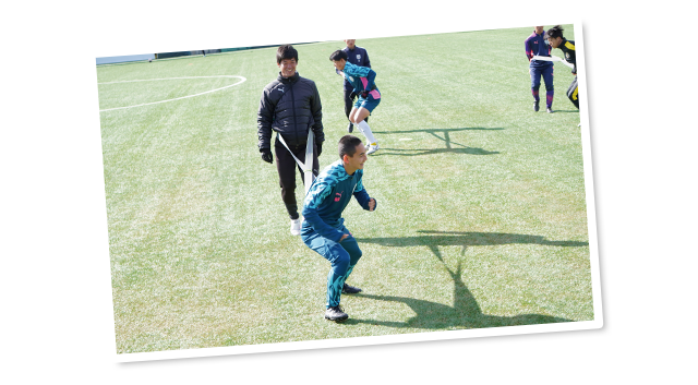 ハードな練習の合間には笑顔も。