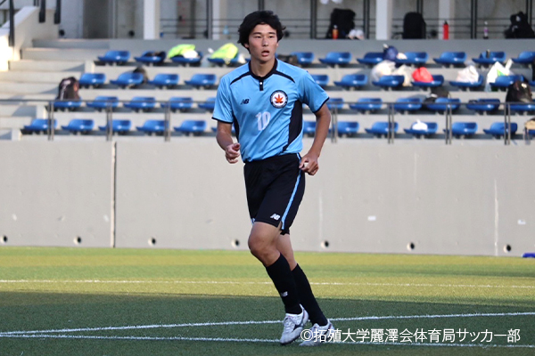 拓殖大学麗澤会体育局サッカー部の小笠原大河選手が試合に出場している風景