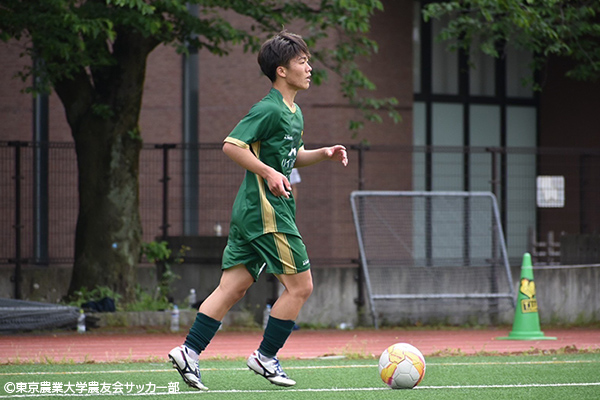 大貫翼選手がサッカーの試合に出場している風景
