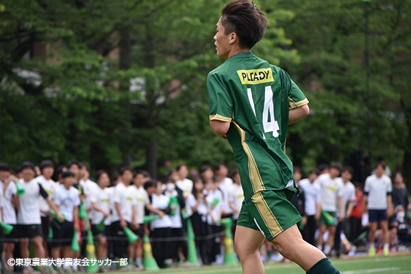 大貫翼選手がサッカーの試合に出場している風景