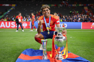 【環境（育成・キャリア）】なぜ「MF王国」スペインから異質なドリブラー、ラミン・ヤマルが生まれたのか？同時に考えてしまう“futbolistas de barrio”の光と影