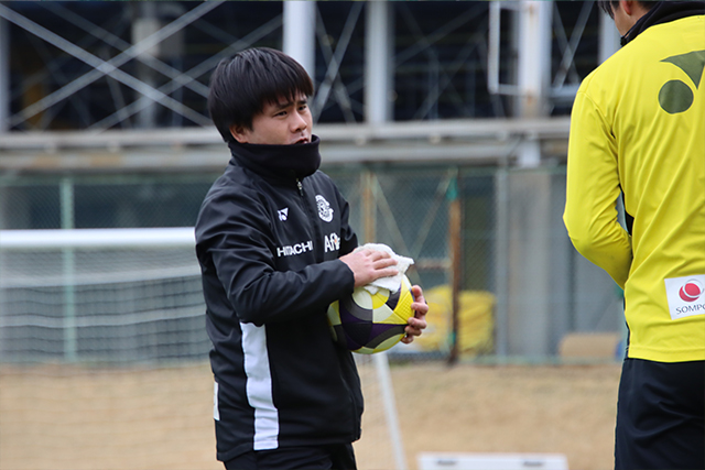 試合前のアップを見守る中山さん。