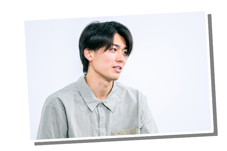 中村敬斗選手のインタビュー風景