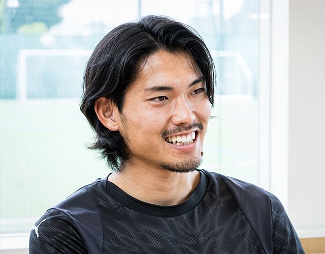 町田浩樹選手のインタビュー風景