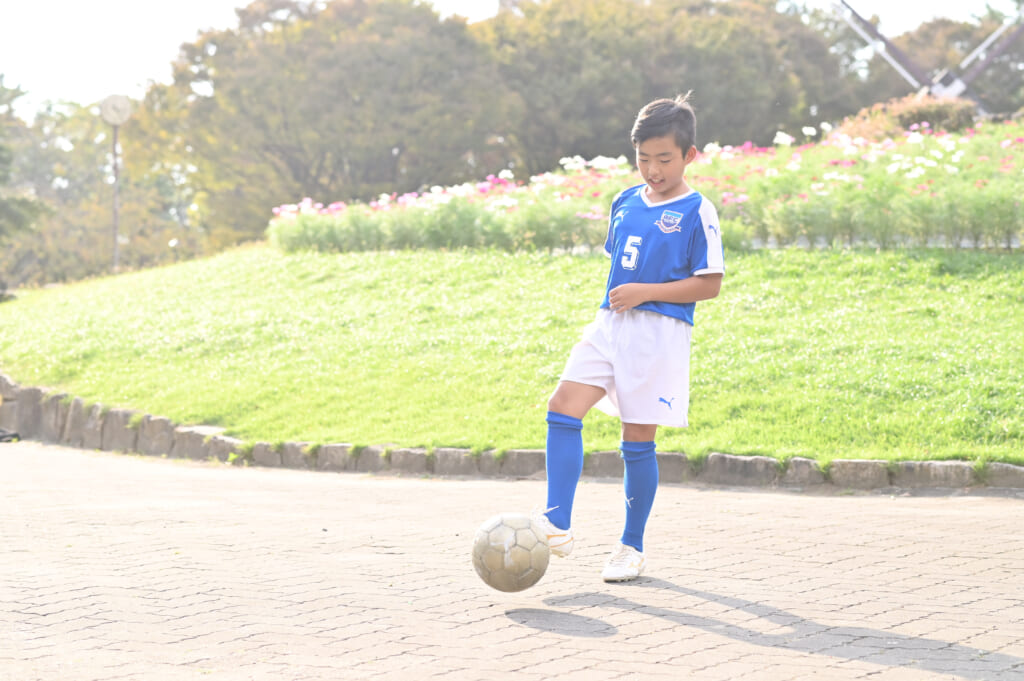 サッカーの練習をする子ども