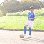 サッカーの練習をする子ども