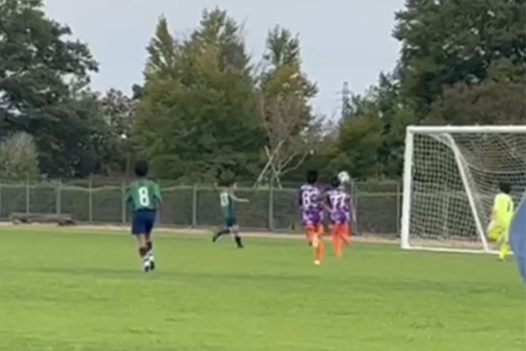 サッカーのゴール前の攻防