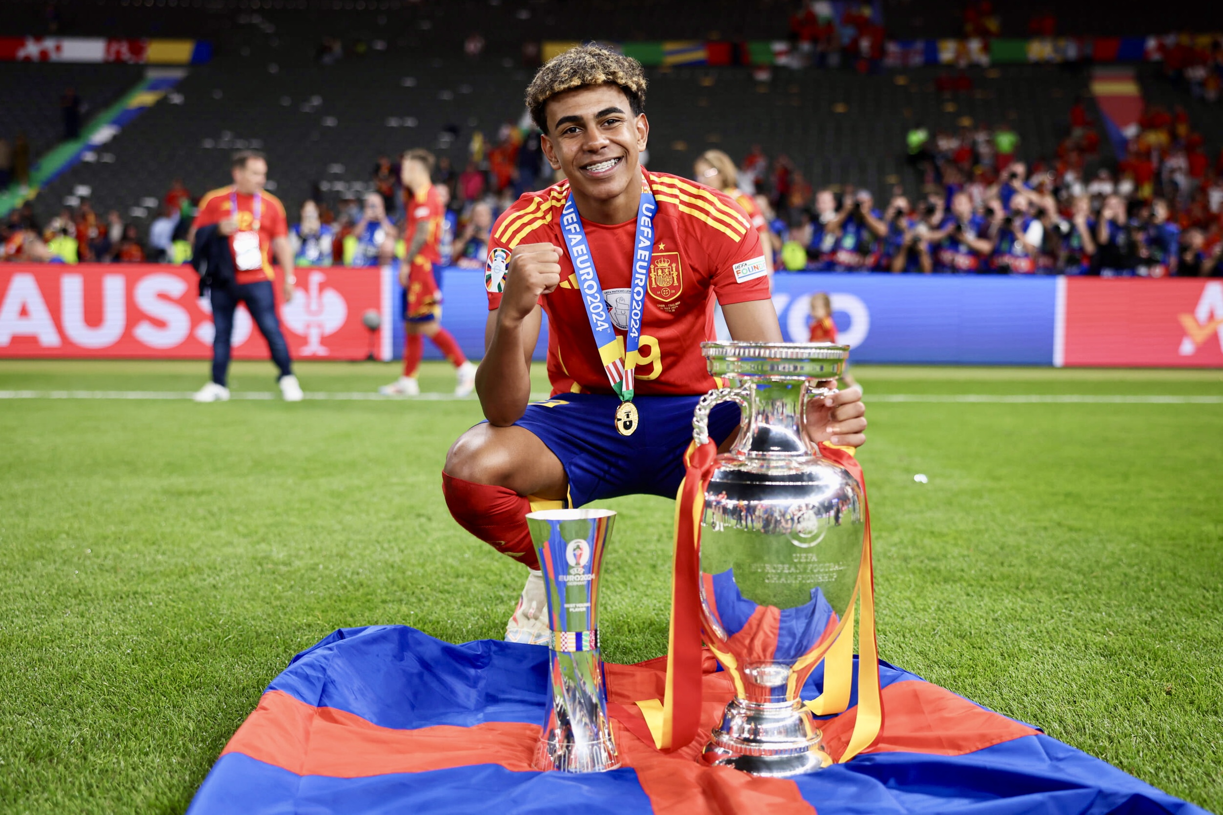 なぜ「MF王国」スペインから異質なドリブラー、ラミン・ヤマルが生まれたのか?同時に考えてしまう“futbolistas de barrio”の光と影